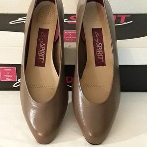 WOMEN'S EASY SPIRIT SHOES 5.M & SIZE 10.